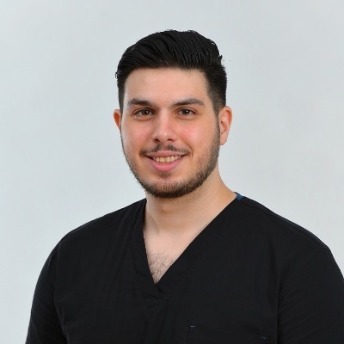 صورة ياسر شحّال، أخصائي الطب الفيزيائي وإعادة التأهيل